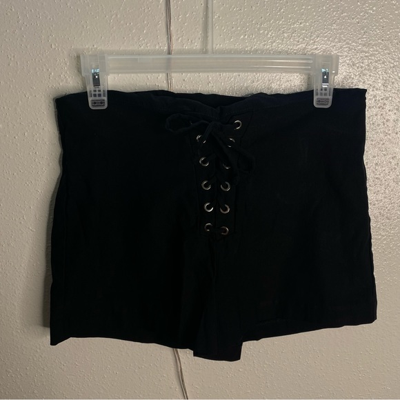 Laced up black shorts - Picture 2 of 9